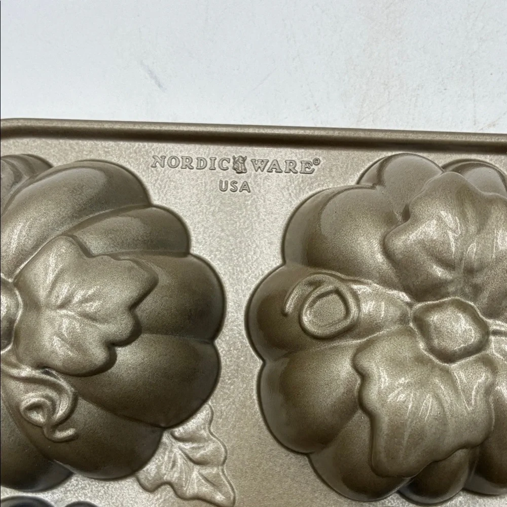Williams Sonoma Orange Pumpkin Baking Pan